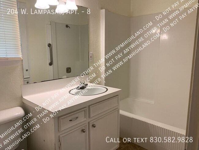 Building Photo - 204 W. Lampasas, Apt.-8