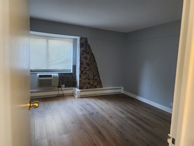 Building Photo - 7337 S South Shore Dr