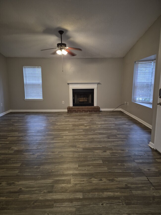 Building Photo - 2092 S Sherwood Dr