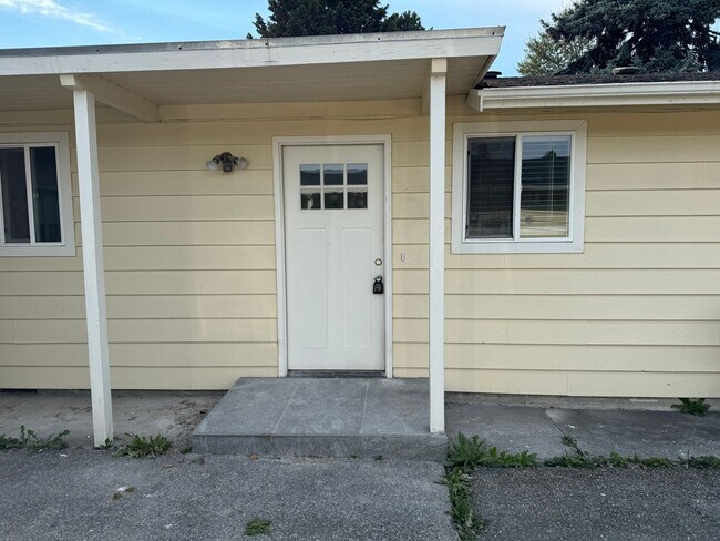 Building Photo - Newly Remodeled 2 Bedroom 1 Bathroom - Duplex