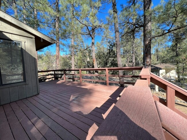 Building Photo - 1404 Pine Tree Ln