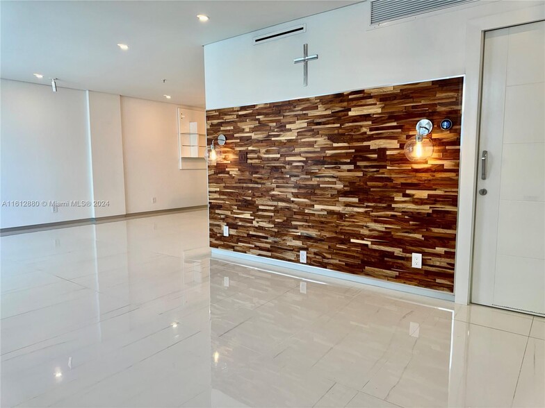 Building Photo - 3001 S Ocean Dr