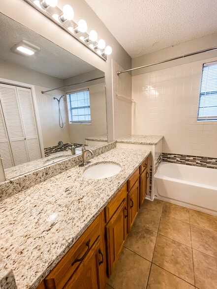 Building Photo - 219 N French Quarter Dr