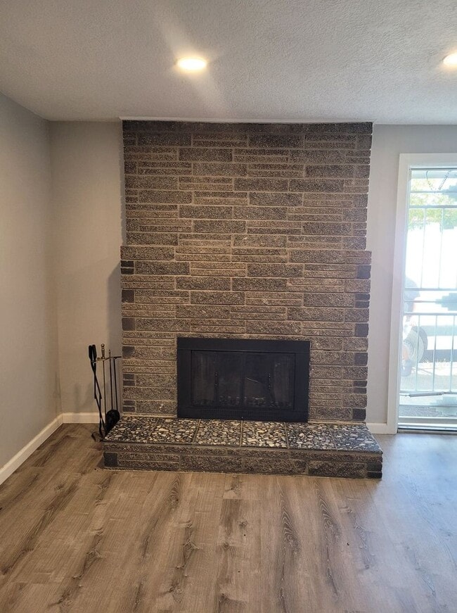 Building Photo - NEWLY REMODELED 1 BED BATH