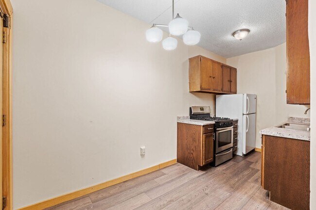 Building Photo - Updated Studio Unit - Available Now!