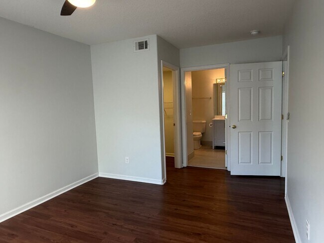 Building Photo - Updated Apartment in Plantation Point