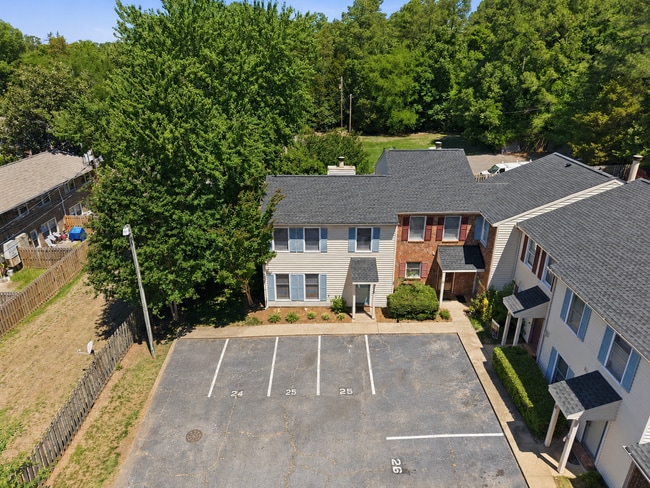 Building Photo - Beautiful Durham 3 Bed Townhome | Minutes from RTP & Southpoint