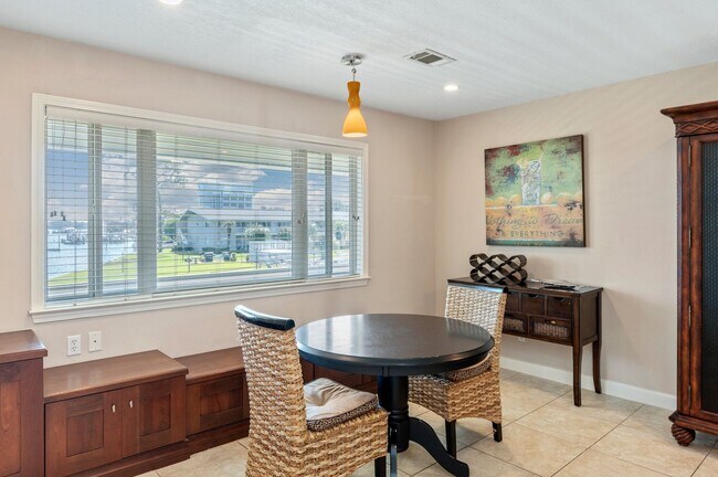 Building Photo - Gorgeous Water Views!