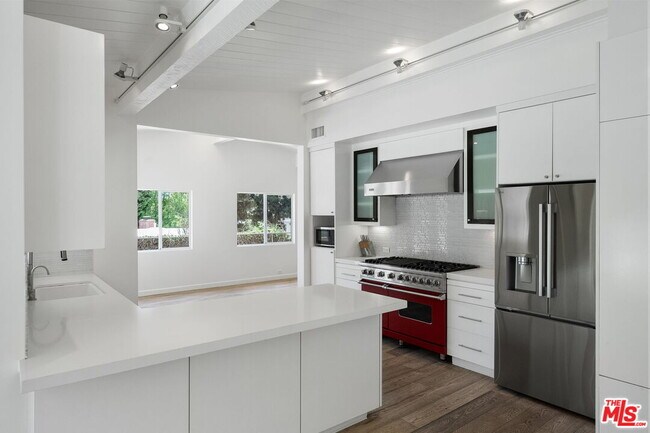Building Photo - 1300 Bienveneda Ave