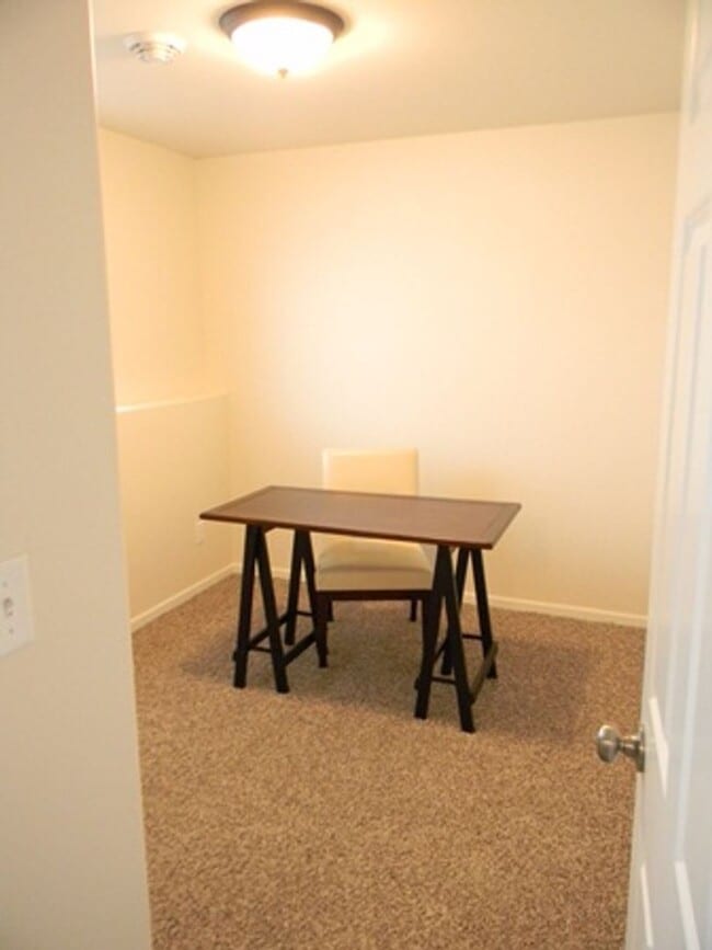 Building Photo - 3 bedroom Twin home