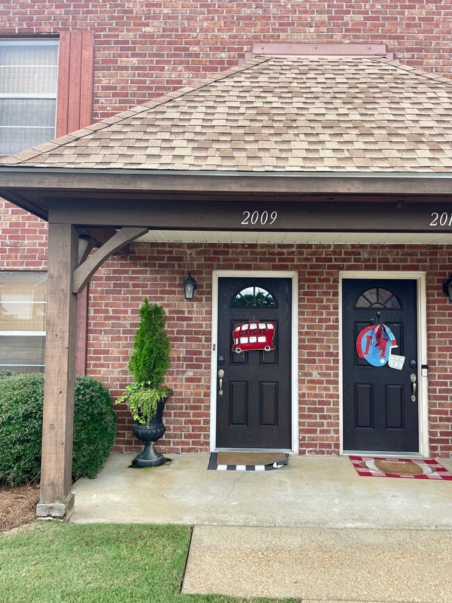 Building Photo - 2 Bedroom, 2.5 Bath, Fully Furnished Walking Distance to Campus