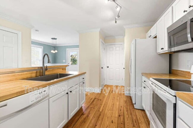 Building Photo - 1124 5th Ave