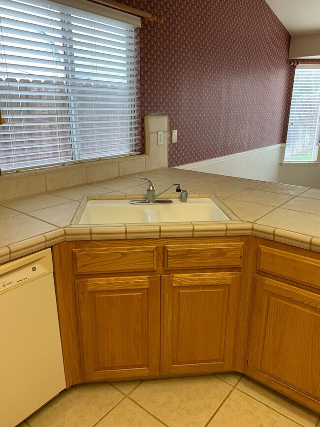 Building Photo - 3 Bedroom 2 Bath