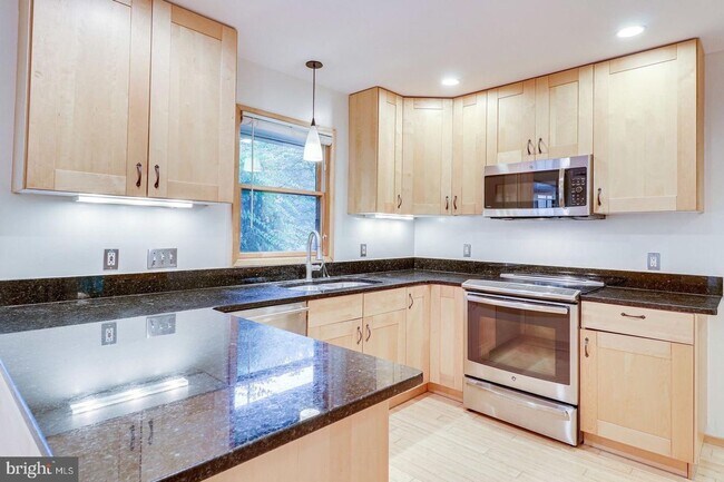 Building Photo - This elegant and unique three-level split ...