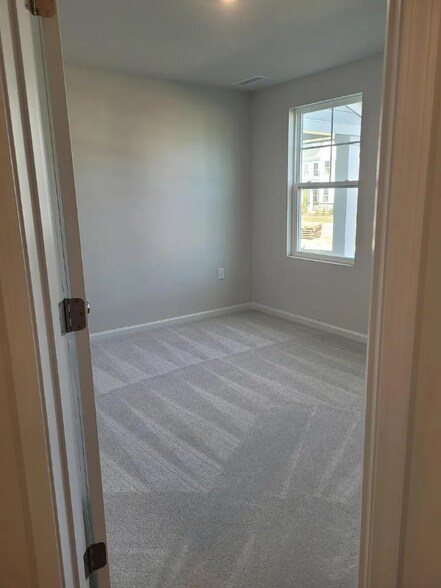 Building Photo - 1950 Rosedale Rdg Ave