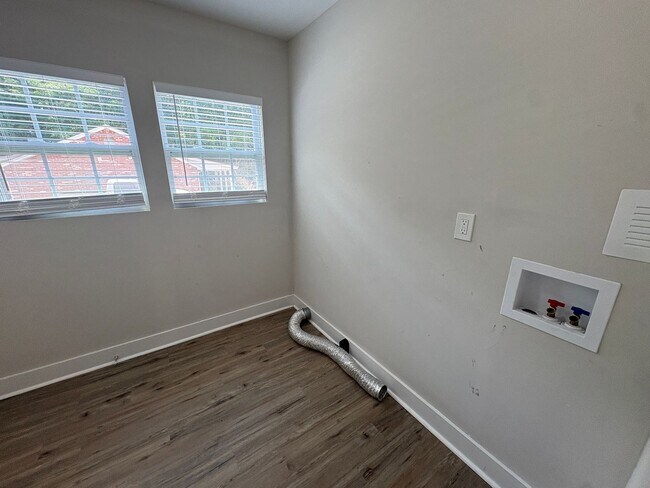 Building Photo - Your Next Home Awaits – Spacious Rental in a Convenient Location