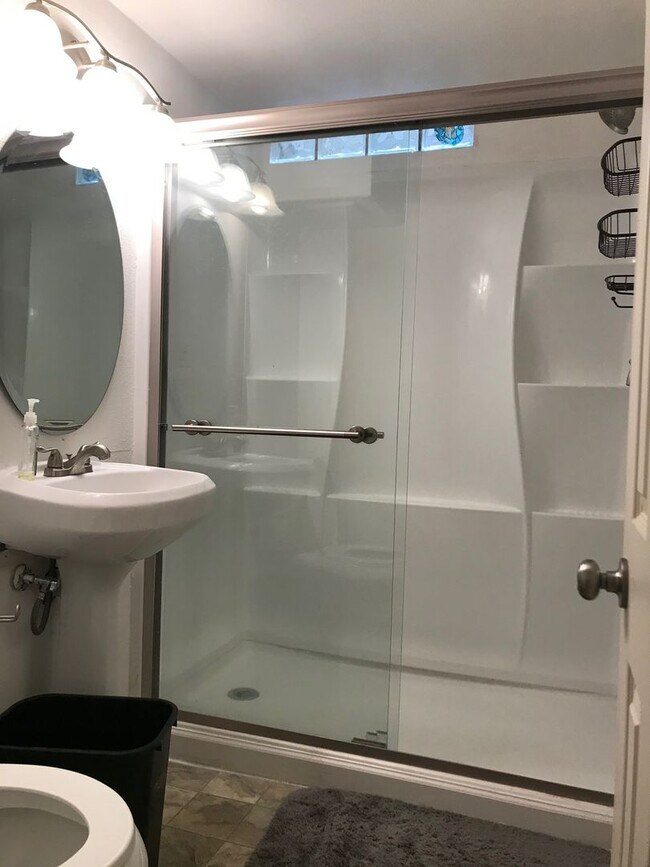 Building Photo - 1041 W Vine Dr