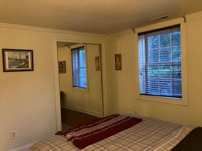 Building Photo - Furnished 6 month rental