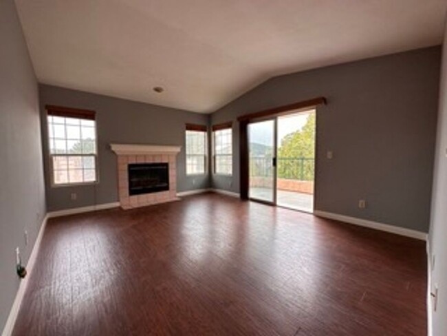 Building Photo - Beautiful Two Bedroom Home W/ Dishwasher, ...