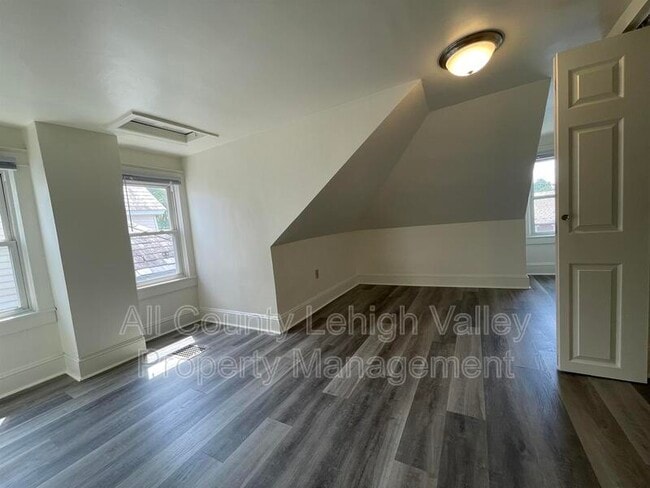 Building Photo - 410 4th Ave