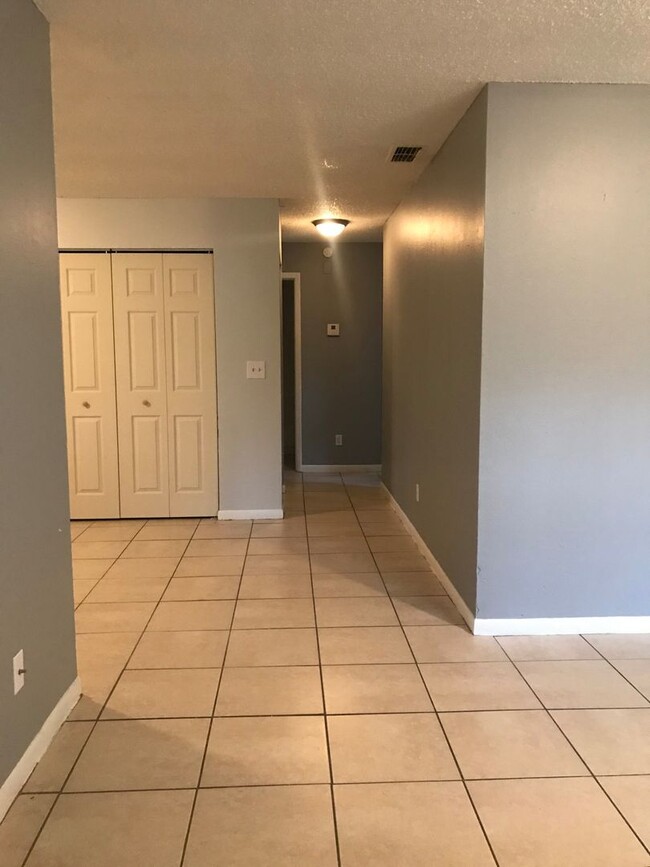 Building Photo - SPACIOUS RANCH STYLE 3 BEDROOM 2 FULL BATH...