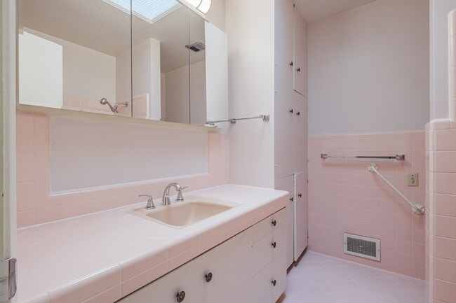 Building Photo - 328 Mayfair Dr