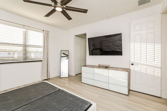 Building Photo - Annual rental - 3 bedroom / 2.5 bath - Fully furnished