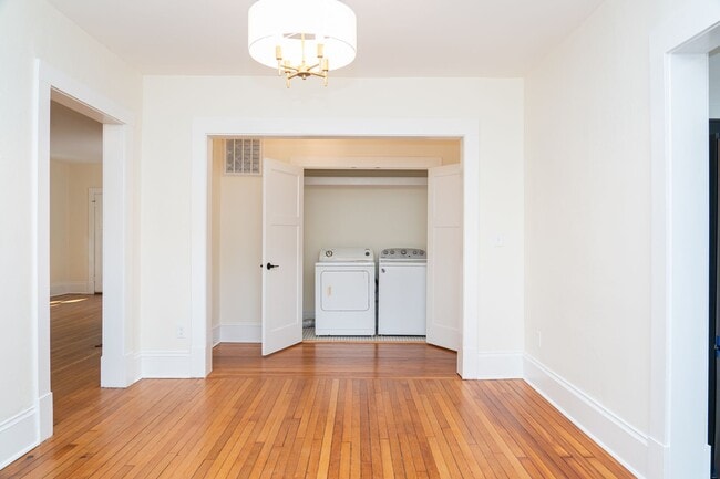 Building Photo - Large 4 Bedroom Home On Oakhurst Circle