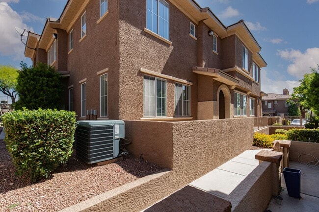 Building Photo - NW townhome with 2 car garage in gated community.