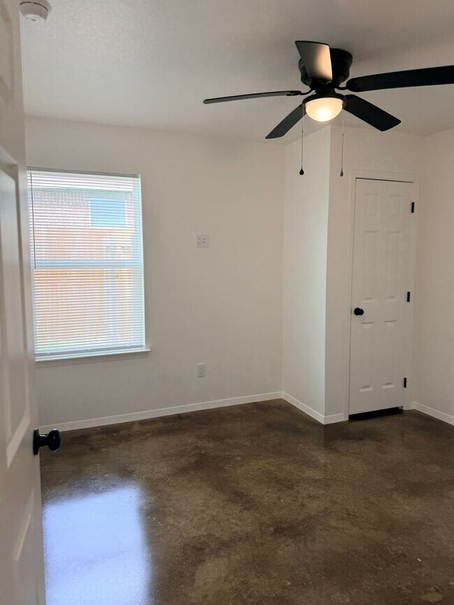 Building Photo - 983 Cline Dr