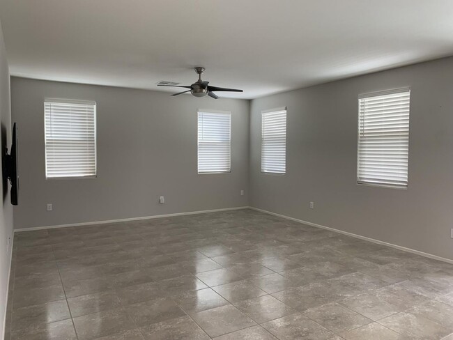 Building Photo - Beautiful 5 bedroom home