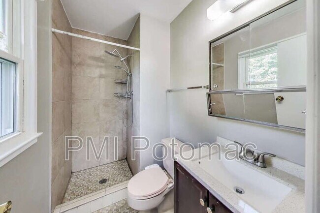 Building Photo - 5406 Parkvale Terrace