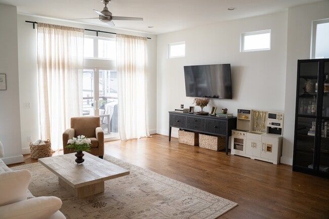 Building Photo - 424 36th Ave N