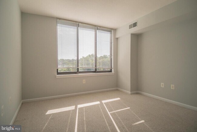 Building Photo - 2220 Fairfax Dr