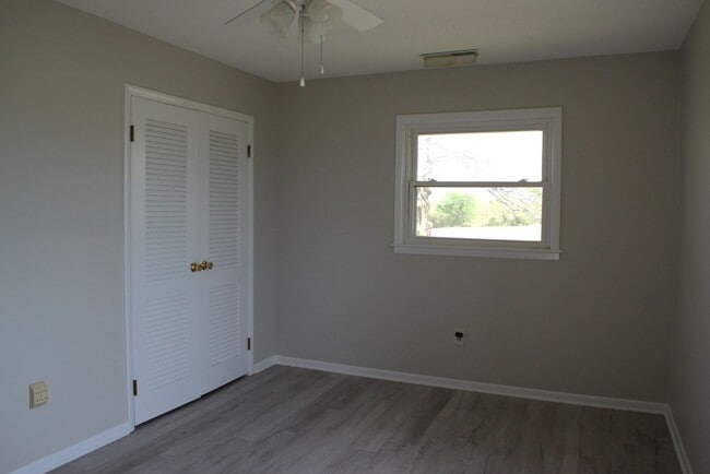 Building Photo - Nice 3 Bedroom Farm House In Fayette!