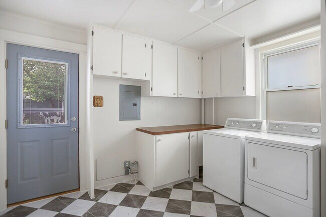 Building Photo - 1190 Lakeview
