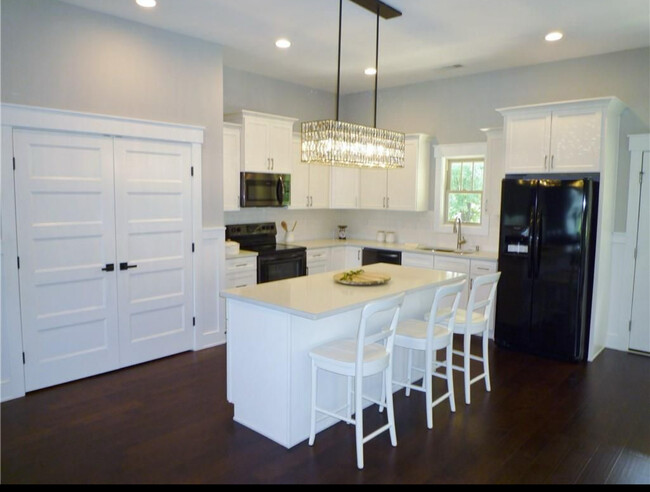 Building Photo - 100 Amberwood Dr
