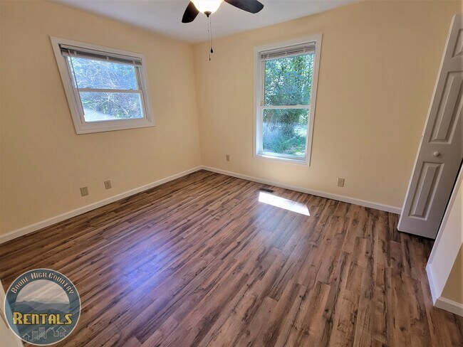 Building Photo - 5BR House Centrally Located in Boone