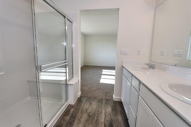 Building Photo - Beautiful Lincoln Home Available in May!