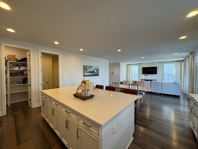 Building Photo - Stylish And Spacious 4 Bed 3.5 Bath Home I...