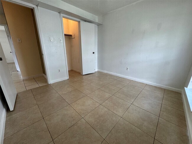 Building Photo - 4703 Rivertree Ln