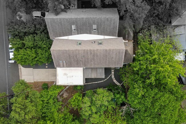 Building Photo - 1302 S 5th St