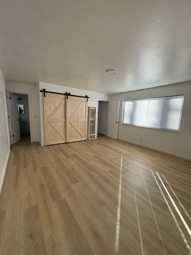 Building Photo - 2 Bedroom near Stateline
