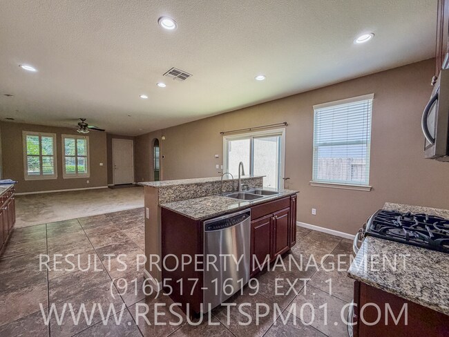 Building Photo - Adorable West Roseville 3 Bed 2 Bath