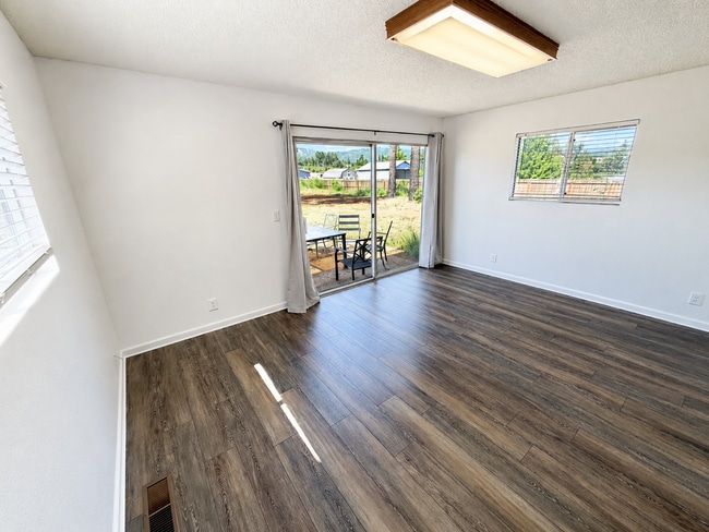 Building Photo - 3BR Cul-de-Sac Home w/ Solar, Water Softener, and Large Yard