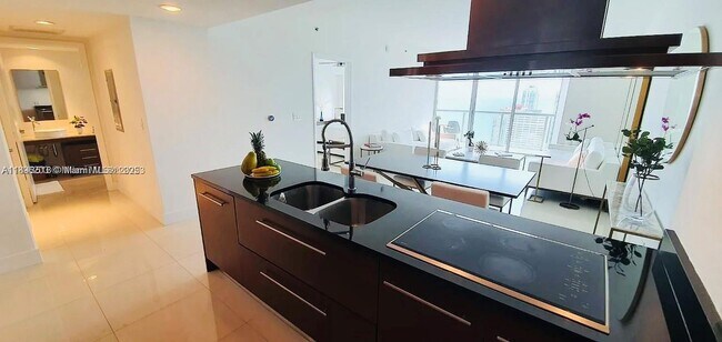 Building Photo - 495 Brickell Ave