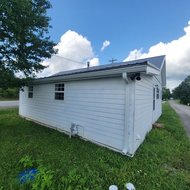 Building Photo - 2 Bed, 1.5 Bath-Residential/Commercial