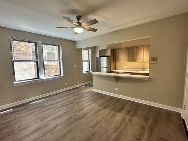 Building Photo - 644 W Wrightwood Ave