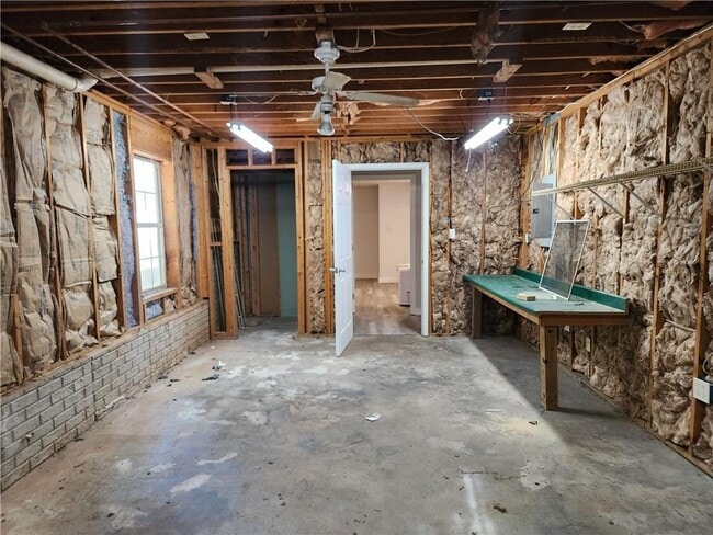 Basement additional garage - 922 Sweetwater Way