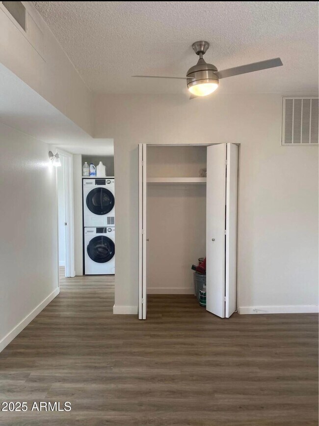 Building Photo - 353 E Thomas Rd